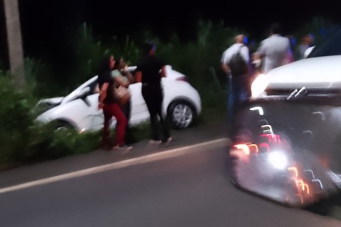 Acidente na BR-415 causa lentidão e mobiliza populares na entrada de Ilhéus