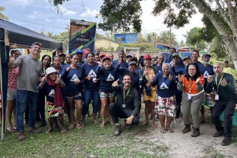 BAMIN entrega canoas sustentáveis a famílias de pescadores de Sambaituba, em Ilhéus