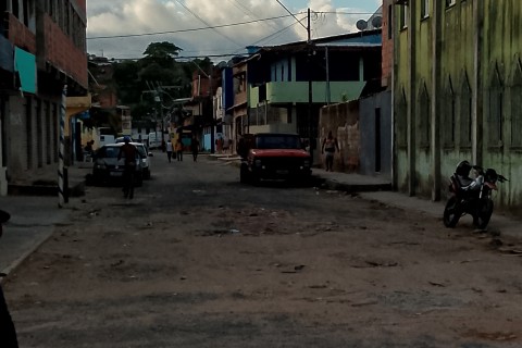Falta De Asfalto Causa Desconforto E Dor De Cabeça A Moradores No Bairro Teotônio Vilela.