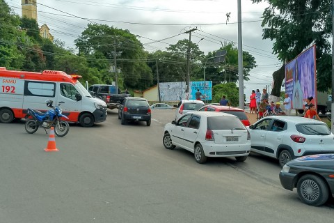 Acidente na entrada do Teotônio Vilela deixa motociclista ferida e mobiliza SAMU e Guarda Municipal