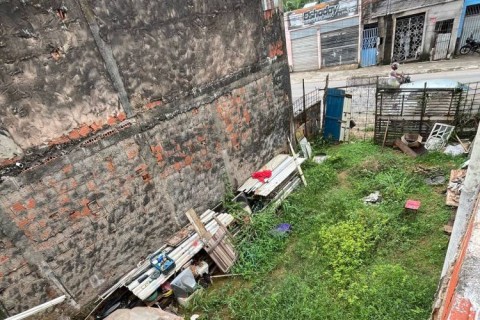 IMÓVEL ABANDONADO AMEAÇA SAÚDE DE MORADORES NO TEOTÔNIO VILELA, EM ILHÉUS