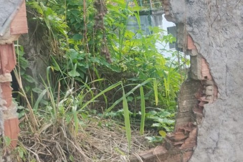 Moradores do Alto da Tapera denunciam risco de desabamento em casa abandonada na Rua Milton Santos