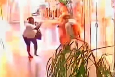 MULHER DESCOBRE TRAIÇÃO DE MARIDO E EXPLODE LOJA DA SUPOSTA AMANTE.