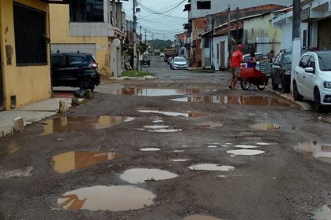 RUA OU PISCINÃO DE LAMA? MORADORES DO VILELA PEDEM SOCORRO DIANTE DO ABANDONO E COBRAM PREFEITO POR ASFALTO QUE NÃO CHEGA
