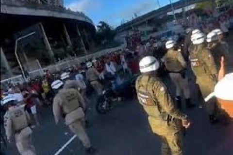 POLICIAIS SÃO PRESOS, ACUSADOS DE ROUBAR TORCEDOR DO VITÓRIA.